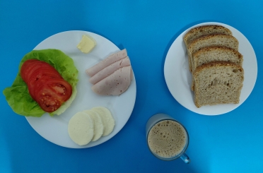 Śniadanie dieta z ograniczeniem łatwo przyswajalnych węglowodanów