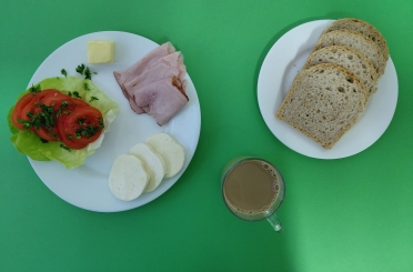 Śniadanie dieta z ograniczeniem łatwo przyswajalnych węglowodanów