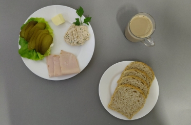 Śniadanie dieta z ograniczeniem łatwo przyswajalnych węglowodanów
