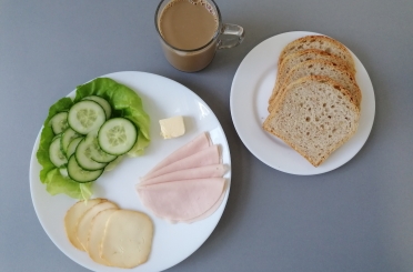 Śniadanie dieta z ograniczeniem łatwo przyswajalnych węglowodanów
