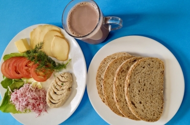 Śniadanie dieta z ograniczeniem łatwo przyswajalnych węglowodanów
