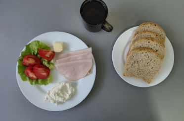 Śniadanie dieta z ograniczeniem łatwo przyswajalnych węglowodanów